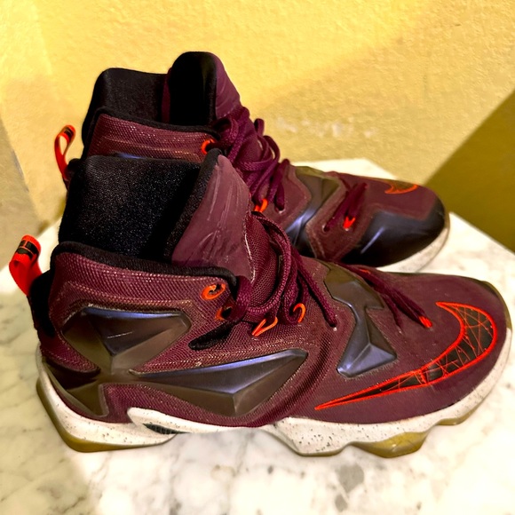 Nike Lebron James men size 8 - Picture 1 of 2